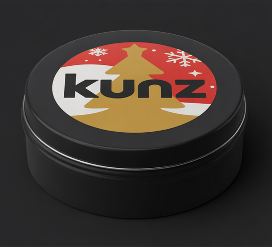 Schwarze Dose mit 5 Schweizer Schoggi-Herzen – Deckel mit Logo ab 3.60